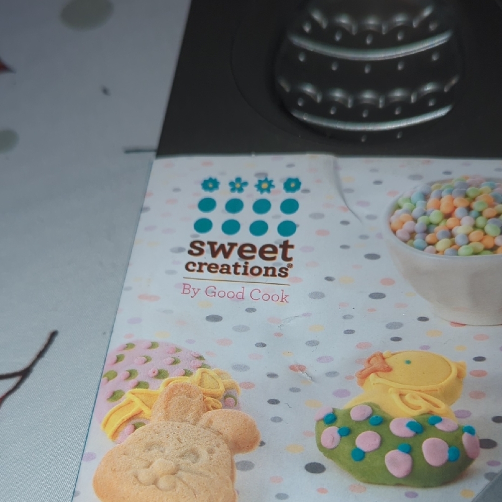 Spring Cookie Pan with Fun Shapes - Picture 2 of 5